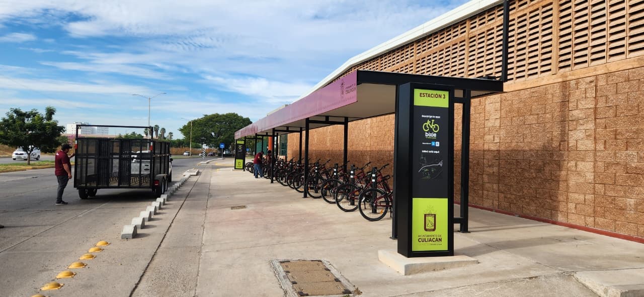 Equipo de RÁFAGA durante el despliegue de una estación de micro-movilidad